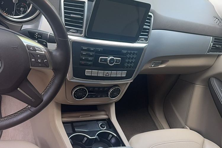 Used Mercedes-Benz M-Class 2015 ML 320 4MATIC Interior 4