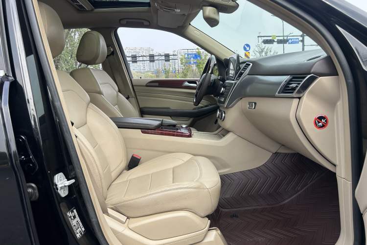 Used Mercedes-Benz M-Class 2015 ML 320 4MATIC Interior 4