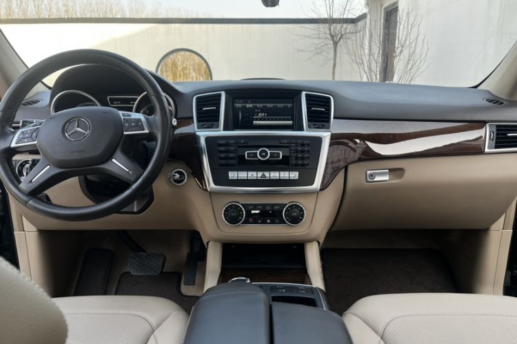 Used Mercedes-Benz M-Class 2015 ML 400 4MATIC Dynamic Model Interior 4