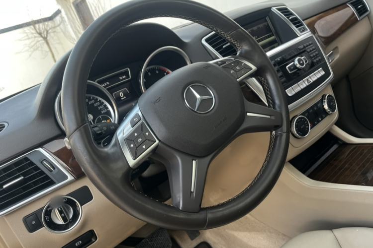 Used Mercedes-Benz M-Class 2015 ML 400 4MATIC Dynamic Model Interior 5