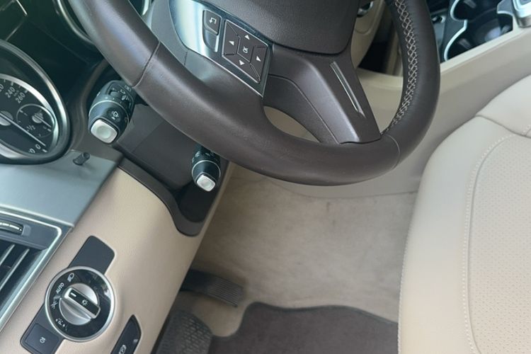 Used Mercedes-Benz M-Class 2015 ML 320 4MATIC Interior 5