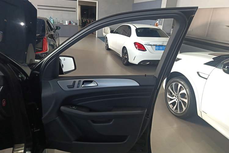 Used Mercedes-Benz M-Class 2015 ML 320 4MATIC Interior 5