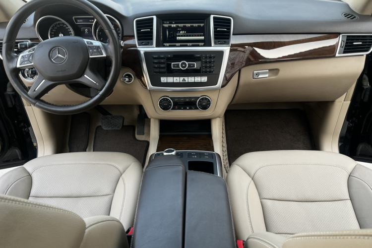 Used Mercedes-Benz M-Class 2015 ML 400 4MATIC Dynamic Model Interior 5