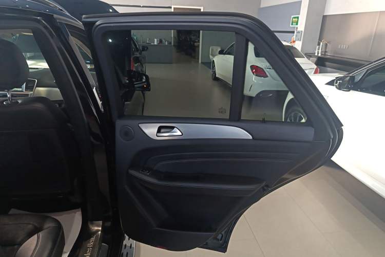 Used Mercedes-Benz M-Class 2015 ML 320 4MATIC Interior 6