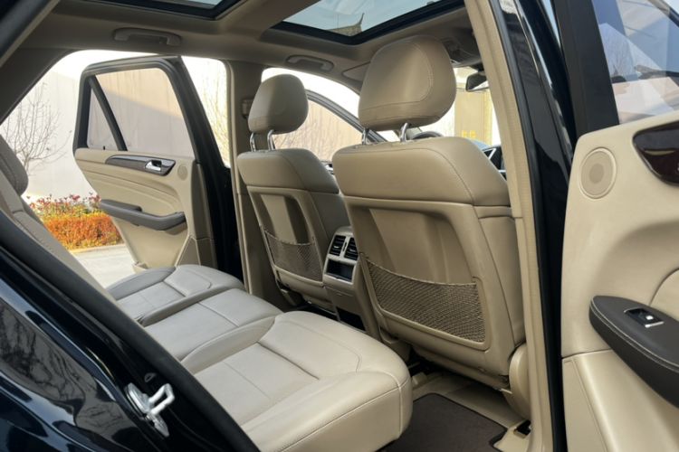 Used Mercedes-Benz M-Class 2015 ML 400 4MATIC Dynamic Model Interior 7