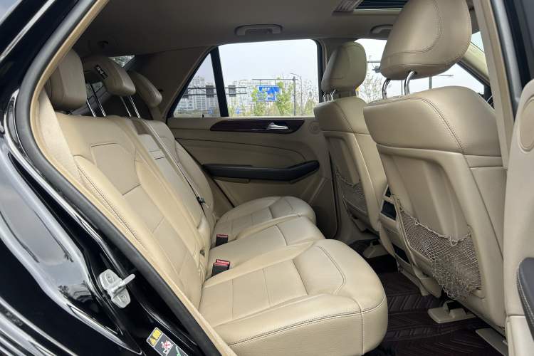 Used Mercedes-Benz M-Class 2015 ML 320 4MATIC Interior 7