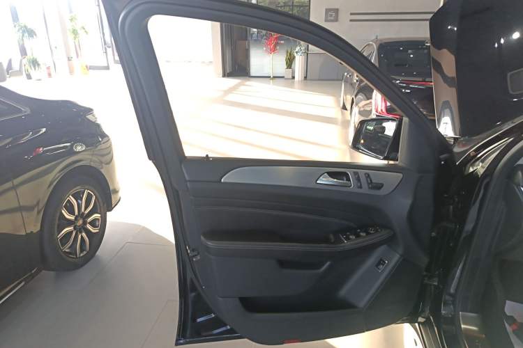Used Mercedes-Benz M-Class 2015 ML 320 4MATIC Interior 7