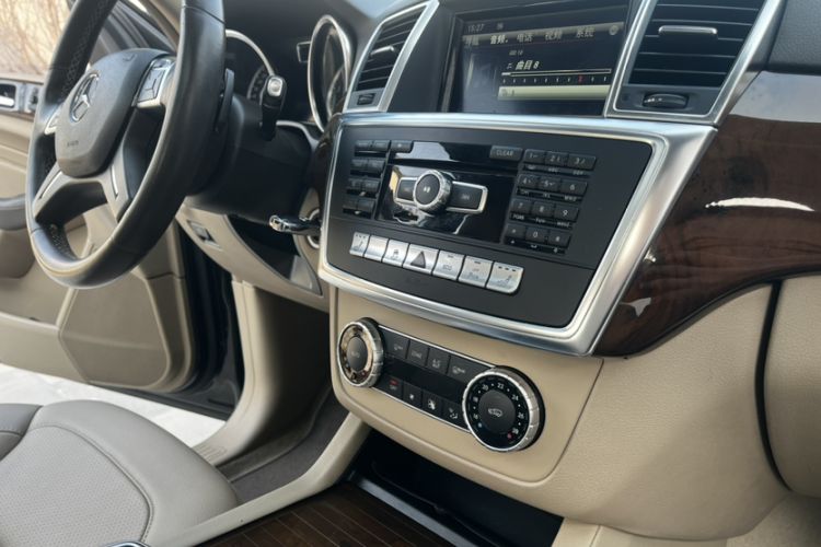 Used Mercedes-Benz M-Class 2015 ML 400 4MATIC Dynamic Model Interior 8