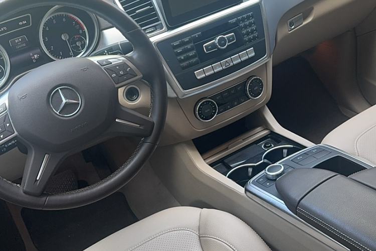 Used Mercedes-Benz M-Class 2015 ML 320 4MATIC Interior 8