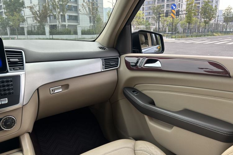 Used Mercedes-Benz M-Class 2015 ML 320 4MATIC Interior 8