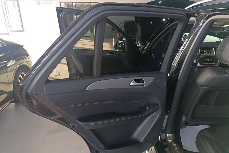 Used Mercedes-Benz M-Class 2015 ML 320 4MATIC Interior 8