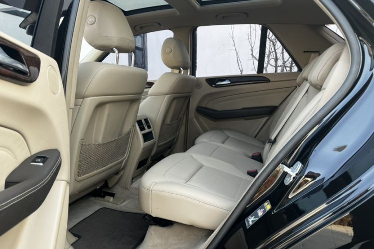 Used Mercedes-Benz M-Class 2015 ML 400 4MATIC Dynamic Model Interior 9