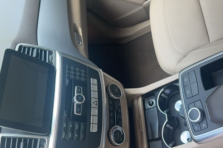 Used Mercedes-Benz M-Class 2015 ML 320 4MATIC Interior 9