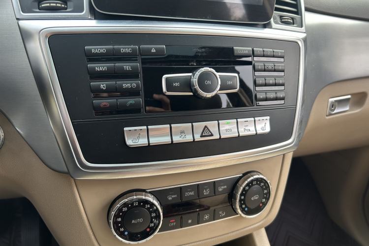 Used Mercedes-Benz M-Class 2015 ML 320 4MATIC Interior 9
