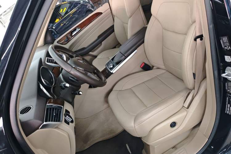 Used Mercedes-Benz M-Class 2015 ML 400 4MATIC Dynamic Model Left Front Seat