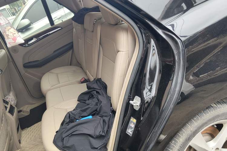 Used Mercedes-Benz M-Class 2015 ML 400 4MATIC Dynamic Model Left Rear Seat