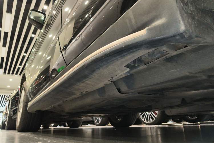 Used Mercedes-Benz M-Class 2015 ML 320 4MATIC Left Side Sill