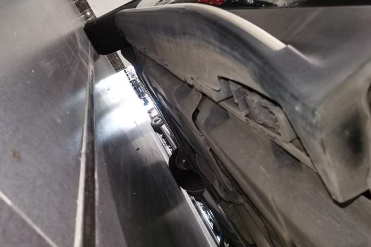 Used Mercedes-Benz M-Class 2015 ML 320 4MATIC Left Side Sill