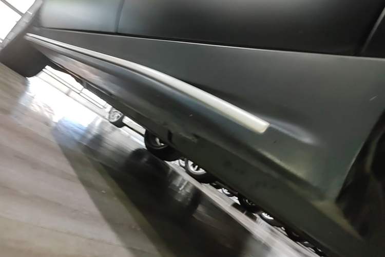 Used Mercedes-Benz M-Class 2015 ML 400 4MATIC Dynamic Model Left Side Sill