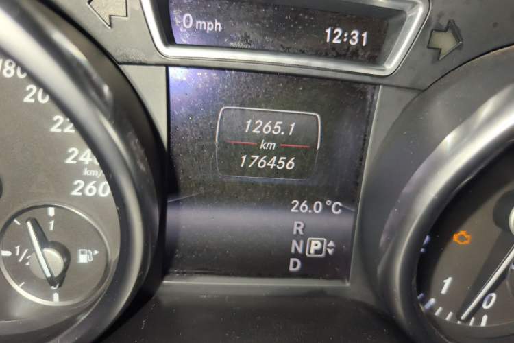 Used Mercedes-Benz M-Class 2015 ML 400 4MATIC Dynamic Model Odometer Close Up