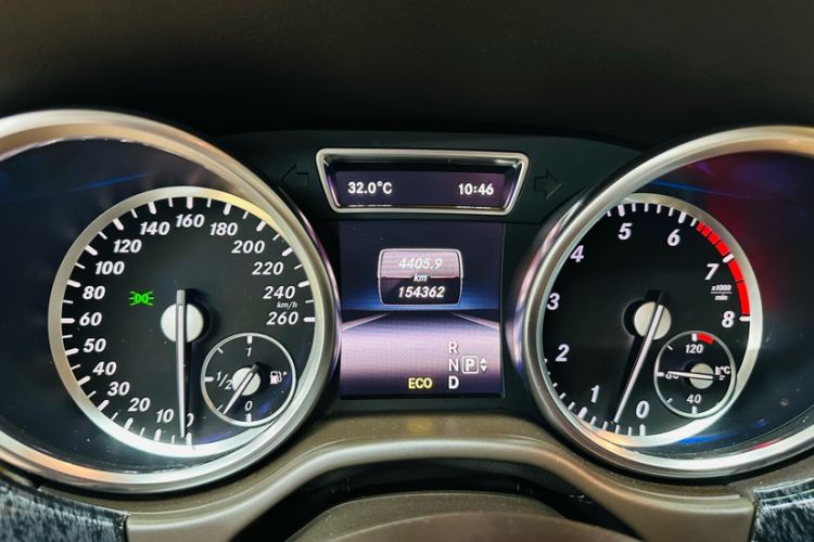 Used Mercedes-Benz M-Class 2015 ML 320 4MATIC Odometer Close Up