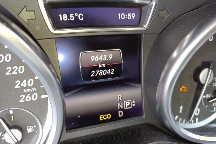 Used Mercedes-Benz M-Class 2015 ML 400 4MATIC Luxury Model Odometer Close Up