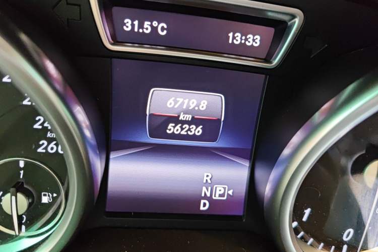 Used Mercedes-Benz M-Class 2015 ML 350 CDI 4MATIC Odometer Close Up