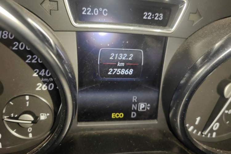 Used Mercedes-Benz M-Class 2015 ML 320 4MATIC Odometer Close Up