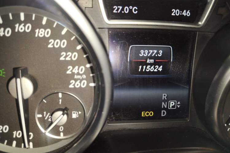Used Mercedes-Benz M-Class 2015 ML 320 4MATIC Odometer Close Up