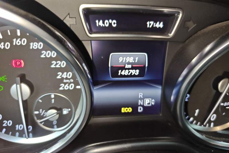 Used Mercedes-Benz M-Class 2015 ML 320 4MATIC Odometer Close Up