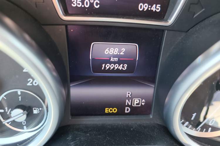 Used Mercedes-Benz M-Class 2015 ML 400 4MATIC Luxury Model Odometer Close Up