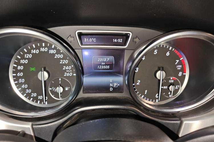 Used Mercedes-Benz M-Class 2015 ML 320 4MATIC Odometer Close Up