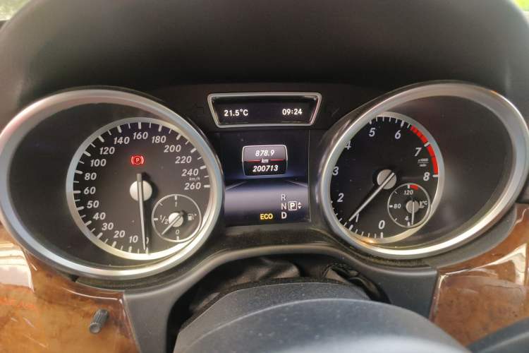 Used Mercedes-Benz M-Class 2015 ML 400 4MATIC Luxury Model Odometer Close Up