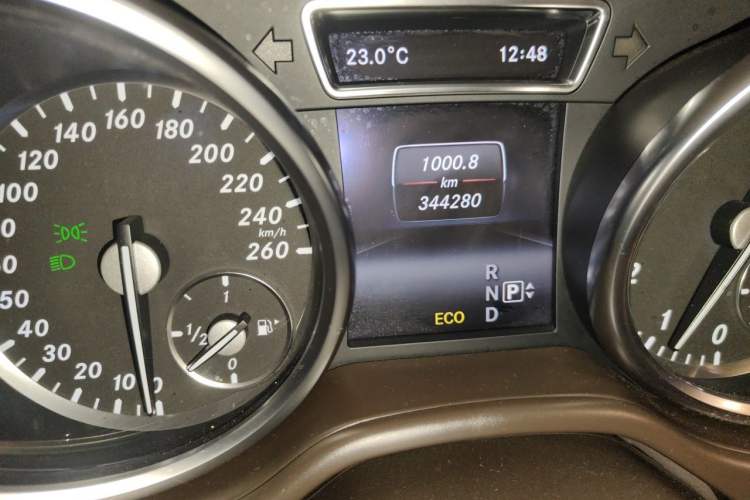 Used Mercedes-Benz M-Class 2015 ML 400 4MATIC Dynamic Model Odometer Close Up