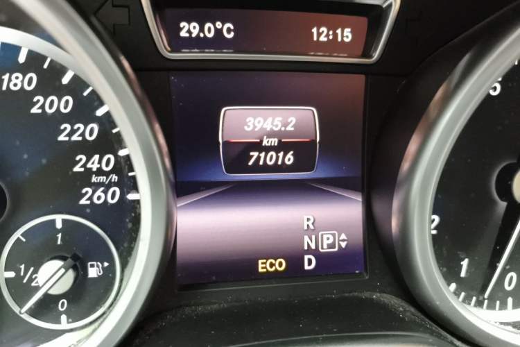 Used Mercedes-Benz M-Class 2015 ML 400 4MATIC Dynamic Model Odometer Close Up