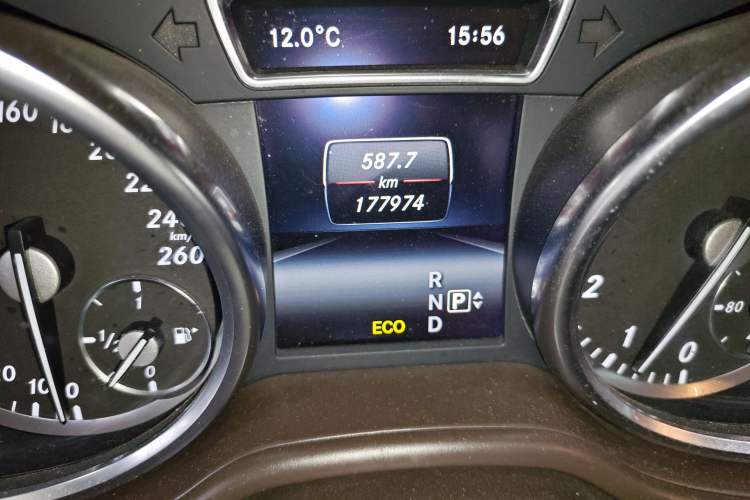 Used Mercedes-Benz M-Class 2015 ML 400 4MATIC Dynamic Model Odometer Close Up