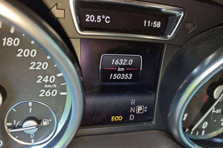 Used Mercedes-Benz M-Class 2015 ML 350 CDI 4MATIC Odometer Close Up