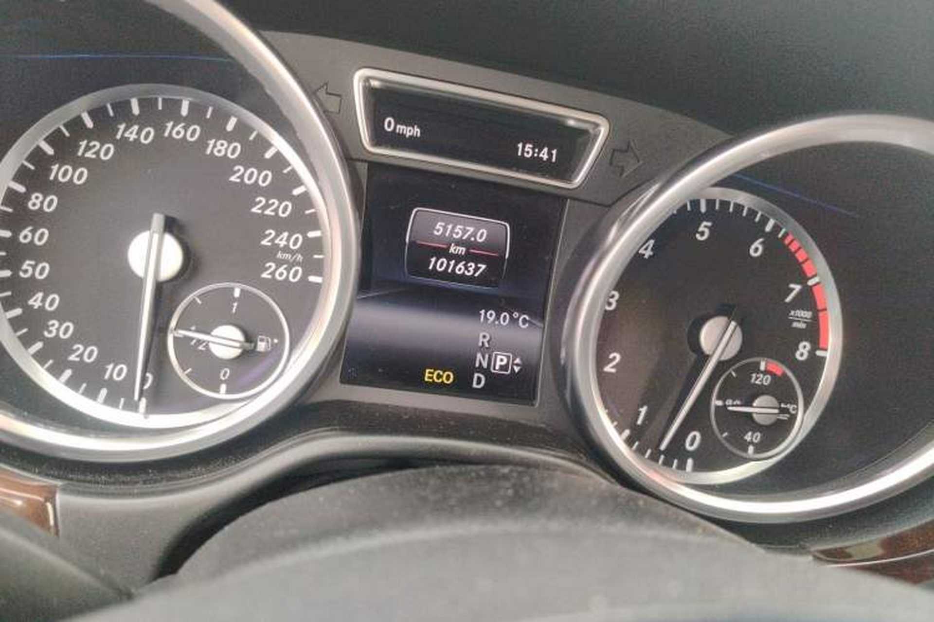Used Mercedes-Benz M-Class 2015 ML 400 4MATIC Dynamic Model Odometer Close Up