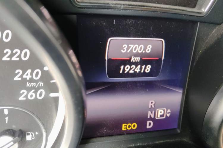 Used Mercedes-Benz M-Class 2015 ML 400 4MATIC Dynamic Model Odometer Close Up