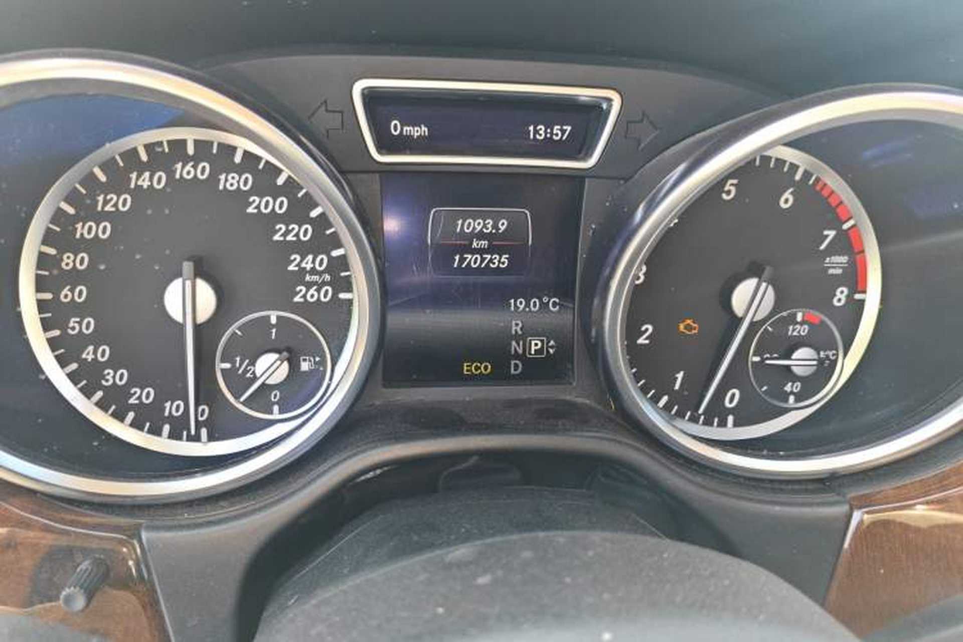 Used Mercedes-Benz M-Class 2015 ML 400 4MATIC Luxury Model Odometer Close Up