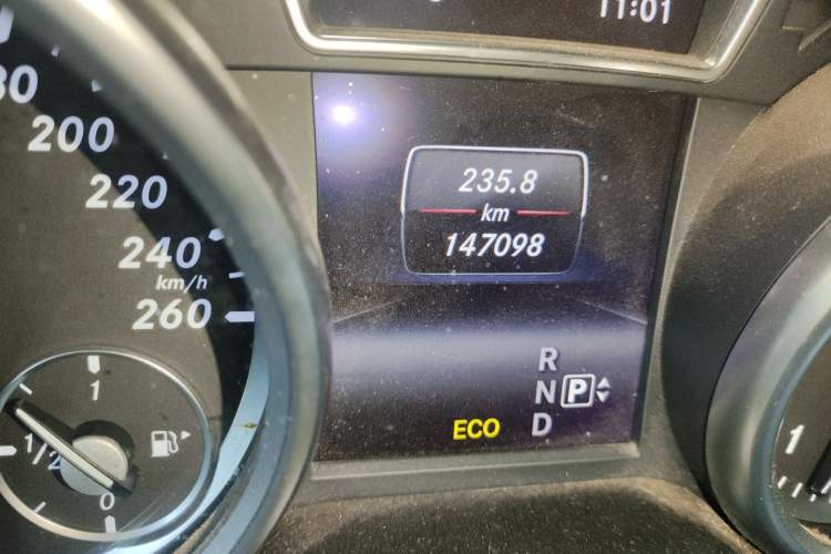 Used Mercedes-Benz M-Class 2015 ML 320 4MATIC Odometer Close Up