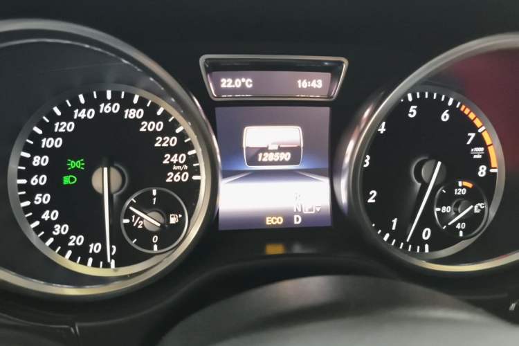 Used Mercedes-Benz M-Class 2015 ML 400 4MATIC Dynamic Model Odometer Close Up