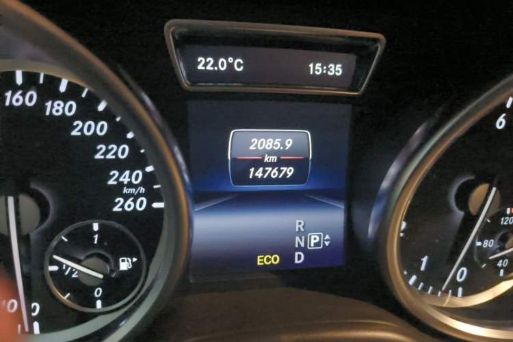 Used Mercedes-Benz M-Class 2015 ML 400 4MATIC Luxury Model Odometer Close Up