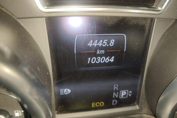 Used Mercedes-Benz M-Class 2015 ML 400 4MATIC Dynamic Model Odometer Close Up