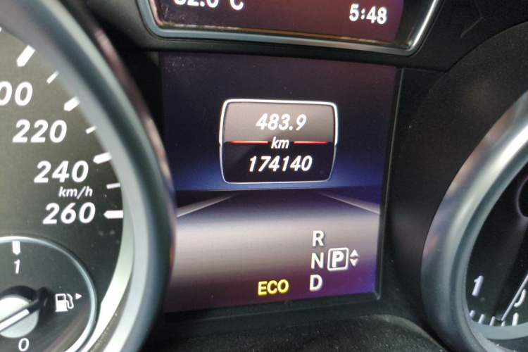 Used Mercedes-Benz M-Class 2015 ML 400 4MATIC Dynamic Model Odometer Close Up
