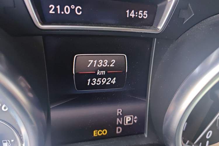 Used Mercedes-Benz M-Class 2015 ML 350 CDI 4MATIC Odometer Close Up