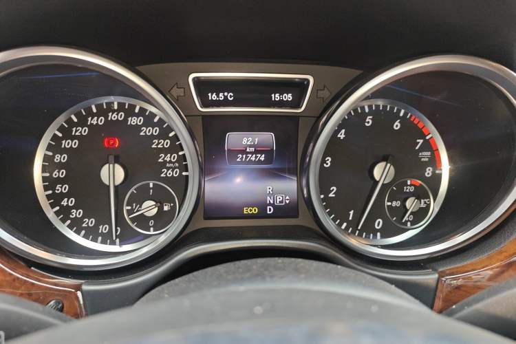 Used Mercedes-Benz M-Class 2015 ML 400 4MATIC Luxury Model Odometer Close Up