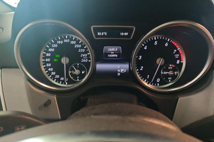 Used Mercedes-Benz M-Class 2015 ML 320 4MATIC Odometer Close Up