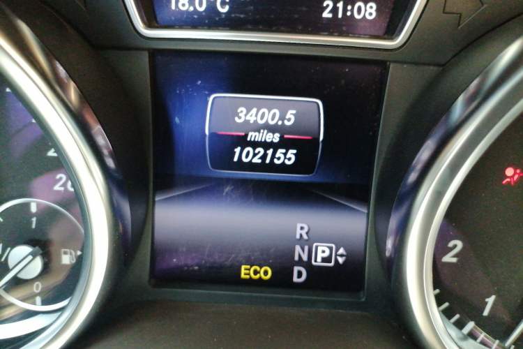 Used Mercedes-Benz M-Class 2015 ML 320 4MATIC Odometer Close Up