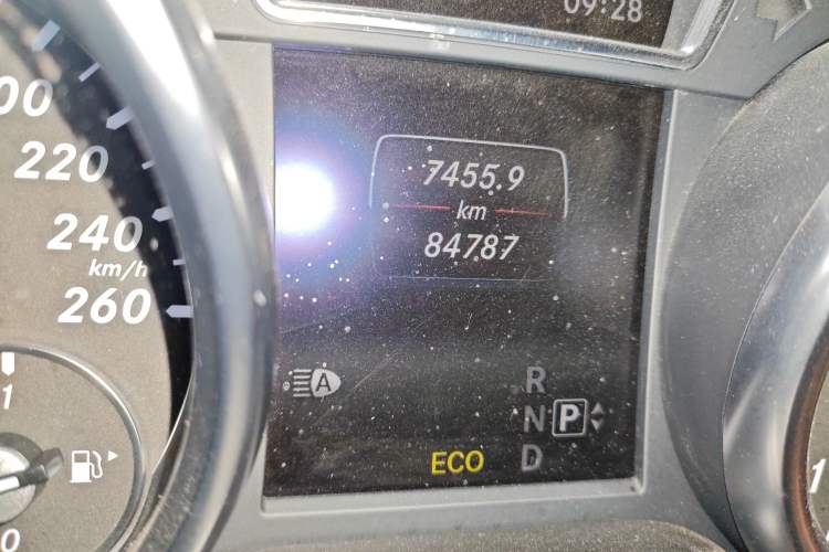 Used Mercedes-Benz M-Class 2015 ML 400 4MATIC Luxury Model Odometer Close Up